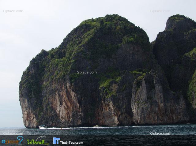 เขาหินปูน สูงใหญ่ อันเป็นเอกลักษณ์ของหมู่เกาะทะเลใต้ อันดามันแห่งนี้