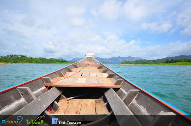 ออกเดินทางเริ่มจากท่าเรือจะมีเจ้าหน้าที่ทางรีสอร์ทมารอรับเราไปส่งที่แพ มุ่งหน้าสู่ เขาสก 