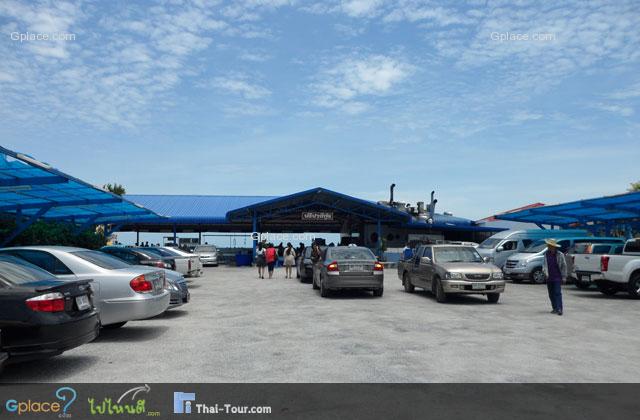 ลานจอดรถ..กว้างขวาง..ลูกค้าก็เยอะทุกวัน