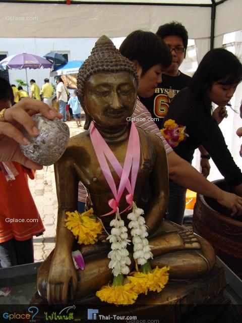 พระพุทธสิหิงค์ ในวันสงกรานต์