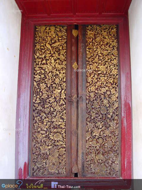 บานประตู เป็นไม้สักขนาดใหญ่ได้แกะสลักไว้สวยสดงดงามเป็นอย่างยิ่ง