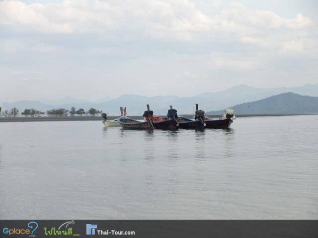 เรือหางยาว...จอดเรียงรายที่ท่าเทียบเรือ...