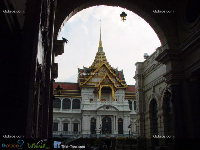 Entrance to Chakri Maha Prasat