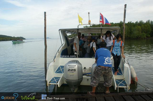 เรือไปเกาะยาว ลำนี้ครับ วิ่ง 30-40 นาที ไปเกาะยาวใหญ่ก่อนและเกาะยาวน้อย อยู่ตรงข้ามกัน
คนละ 200 บาท โดย speed boat ต่อเที่ยว บางโรง-เกาะยาว