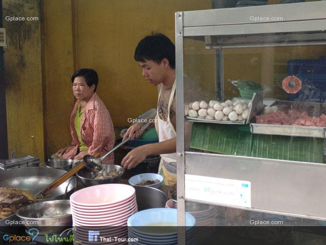 ปรุงกันใหม่ๆ กลิ่นแรงหน่อย...
ลูกชิ้น ผสมเนื้อเยอะ แป้งน้อย ได้รสชาติดี