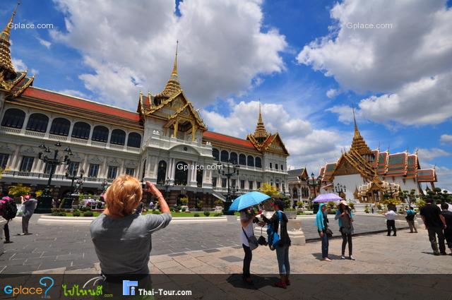 นักท่องเที่ยวทั้งชายไทยและต่างประเทศหลั่งไหล่เข้ามากันเยอะจริงๆ