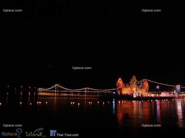 กระทงสายเริ่มลอยมาจากต้นน้ำแถวเวทีจัดงาน...