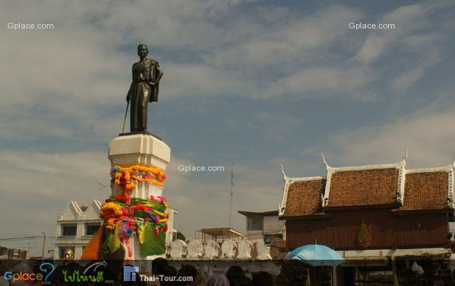 ได้อัญเชิญอัฐิของท่านนำมาบรรจุไว้ที่ฐานรองรับ และประดิษฐานไว้ ณ ที่หน้าประตูชุมพล อนุสาวรีย์หล่อด้วยทองแดงรมดำ สูง 1.85 เมตร หนัก 325 กิโลกรัม ตั้งอยู่บนฐานไพที สี่เหลี่ยมย่อมุมไม้สิบสองซึ่งบรรจุอัฐิของท่าน แต่งกายด้วยเครื่องยศพระราชทาน ในท่ายืน มือขวากุมดาบ ปลายดาบจรดพื้น มือซ้ายท้าวสะเอว หันหน้าไปทางทิศตะวันตก ซึ่งเป็นทิศที่ตั้งของกรุงเทพมหานคร นับเป็นอนุสาวรีย์ของสามัญชนสตรี คนแรกของประเทศ เริ่มก่อสร้างในปี 2476 แล้วเสร็จ และ มีพิธีเปิดอนุสาวรีย์เมื่อวันที่ 15 มกราคม พ.ศ. 2477
(ด้านหลังคือประตูชุมพล)