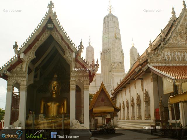 วิหารน้อย 
พระวิหารน้อย เป็นสถาปัตยกรรมสมัยอยุธยา ฐานอ่อนโค้งทรงสำเภา ตั้งอยู่ระหว่างพระวิหารหลวงกับพระอุโบสถ เป็นที่ประดิษฐานพระพุทธรูปหลวงพ่ออู่ทอง ศิลปะแบบอู่ทอง ปางมารวิชัย ที่ฐานมีลายปูนปั้น ประดับกระจกสวยสดงดงาม เช่น รูป ม.ร.ว.คึกฤทธิ์ ปราโมช อดีตนายกรัฐมนตรีแบกฐานพระเป็นต้น ที่หน้าบันประดับด้วยลวดลายปูนปั้นวิจิตรงดงาม เช่นเดียวกับพระอุโบสถ และพระวิหารหลวง