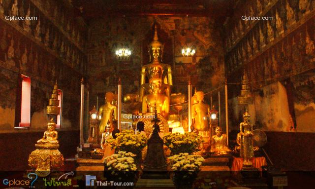 พระในวิหารหลวง และจิตรกรรมฝาผนัง
พระวิหารหลวง สร้างในสมัยกรุงศรีอยุธยาตอนปลาย รัชสมัยพระเจ้าอยู่หัวบรมโกศ (พ.ศ. 2275 - 2301) ภายในพระวิหารหลวงมีพระพุทธรูปที่สำคัญ คือ พระพุทธรูปประธานทรงราชาภรณ์ นอกจากนี้ ยังมี หลวงพ่อศักดิ์สิทธิ์ วัดมหาธาตุ เป็นพุทธรุปปรางมารวิชัย หน้าตักกว้าง 8 นิ้ว หัตถ์ซ้ายถือพัด ชาวบ้านเรียกว่า หลวงพ่อวัดมหาธาตุ ภายในพระวิหารหลวงผนังทุกด้านมีจิตรกรรมฝาผนังที่สวยงาม ทั้งภาพชาดก และเทพชุมนุมที่หน้าบันประดับด้วยลาย ปูนปั้น รูปพระนารายณ์ทรงครุฑยุดนาค มีพยาวานรแบกครุฑอยู่อีกชั้นหนึ่ง พื้นหลังเป็นลายกนก ก้านขดออกช่อลายหางโต เป็นรูปครุฑ นาค ยักษ์ ฯลฯ