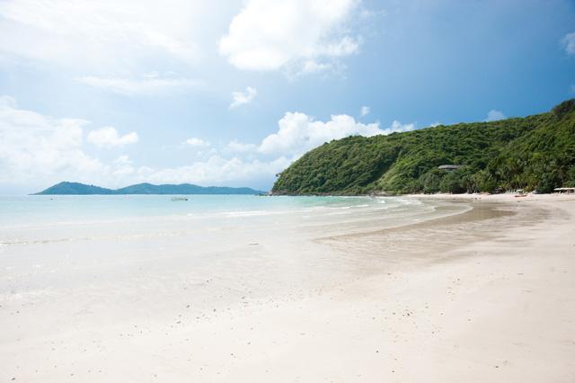 ชายหาดยามเช้า สงบเงียบ เหมาะแก่การพักผ่อน