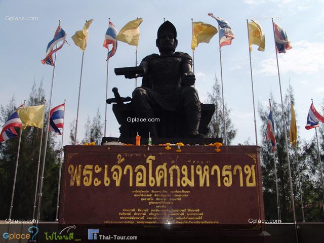 พระเจ้าอโศกมหาราช เป็นโอรสของพระเจ้าพิมพิสาร และพระนางสุภัทรา ประสูติเมื่อปี พ.ศ. 184 เมื่อพระชนมายุได้ 18 พรรษา ได้รับแต่งตั้งเป็นอุปราช เมืองอุชเชนี แคว้นอวันตี

ต่อมาได้อภิเษกกับพระนางเวทิสะมหาเทวี แห่งเมืองเวทิสา และมีพระราชโอรสพระนามว่า มหินทะ (พ.ศ. 204) และมีพระราชธิดา พระนามว่า สังฆมิตตา (พ.ศ. 206) ซึ่งต่อมา ทั้งสองพระองค์นี้ได้อุปสมบทในพระพุทธศาสนา และได้สำเร็จเป็นพระอรหันต์เป็นกำลังสำคัญในการเผยแผ่พระพุทธศาสนา