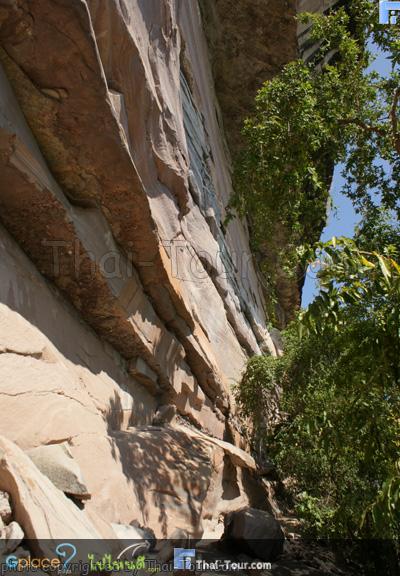 ภาพเขียนสีก่อนประวัติศาสตร์ กลุ่มที่ 1(ผาขาม)

หรือ ศิลปะถ้ำ คือ ศิลปะหรือภาพที่เกิดจากการวาด/เขียนเป็นสี และทำรูปรอยลงบนพื้นหิน มักพบตามถ้ำเพิงผา ผนังหิน ก้อนหิน ที่มักเรียกรวมๆ กันไปว่าถ้ำ จึงมักเรียกงาน ภาพเขียนถ้ำนี้ว่าศิลปะถ้ำ ศิลปะถ้ำที่สร้างขึ้นด้วย 2 เทคนิคใหญ่ๆ คือ