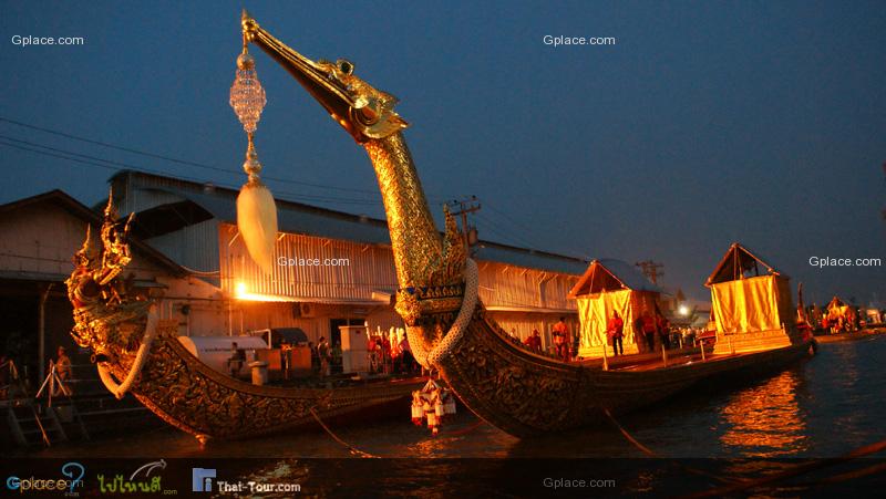 เรือสุพรรรหงษ์ และเรือนารายณ์ทรงสุบรรณ ในงานพิธิซ้อมใหญ่ขบวนพยุหยาตราชลมารค ในวันที่ 2 พ.ย. 55