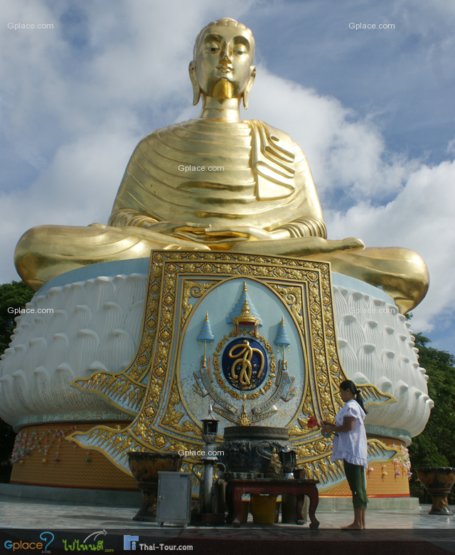 พระพุทธกิตติสิริชัย พระพุทธรูปขนาดใหญ่กลางแจ้ง ปางสมาธิ ศิลปะคันธาระ ได้รับอิทธิพลจากกรีกผ่านอินเดีย ดูเหมือนจริงมากกว่าแบบทั่วๆไปที่เราพบเห็น คือ มีพระพักตร์เหมือนมนุษย์ มีริ้วจีวร หน้าตักกว้าง 10 ม. สูง 13.82 ม. ฐานสุง 4.18 ม.