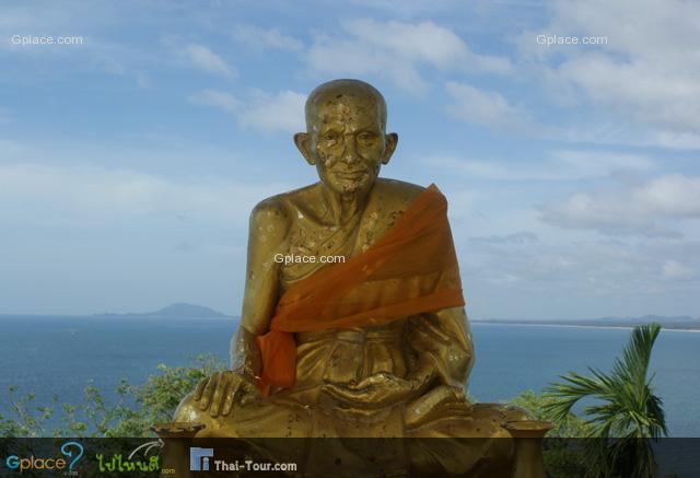 รูปปั้นพระเกจิดังๆ รอบองค์พระใหญ่
เช่น หลวงปู่ศุข (ภาพนี้)