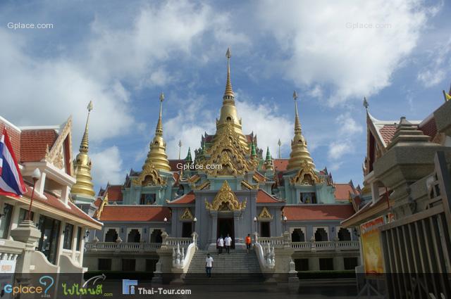 ถึงแล้ว
--------------------
พระมหาธาตุเจดีย์ภักดีประกาศ สร้างขึ้นเพื่อเฉลิมพระเกียรติและถวายเป็นพระราชกุศลในวโรกาสครองราชย์ครบ 50 ปี ของพระบาทสมเด็จ พระเจ้าอยู่หัวฯ ในปี พ.ศ. 2539 

สัดส่วนอาคารพระมหาธาตุฯ จึงมีความหมายการครองราชย์ครบ 50 ปี หลายอย่างเริ่มจากเป็นอาคาร กว้าง 50 เมตร ยาว 50 เมตรและสูง 50 เมตร เป็นอาคารมีความสูง 5 ชั้น หมายถึง ขันธ์ 5 

เป็นหมู่เจดีย์ 9 องค์ หมายถึงประจำรัชกาลที่ 9 แม้เป็นอาคาร สถาปัตยกรรมไทยแท้ แต่แนวคิดการก่อสร้างเป็นแบบใหม่ เป็นการสร้างวัดไทยโดยรวมเอาโบสถ์ วิหาร ศาลาการเปรียญ วิหารคด มารวมอยู่ในอาคาร เดียวกันในแนวตั้ง 

ภายในอาคารมีพระพุทธรูปที่มีพุทธลักษณะงดงาม 41 องค์ ที่คัดสรรแล้วจากทั่วประเทศสร้างใหม่มารวมไว้ ชั้นใต้ดินเป็นที่เก็บน้ำฝน ชั้นพระวิหารเป็นประดิษฐานพระพุทธรูปอิริยาบถ 4 ชั้น 4 เป็นพระอุโบสถมีพระพุทธรูปปางลีลาโดยจำลอง แบบมาจากพระพุทธรูปปางลีลา ยุคสุโขทัยองค์ที่สวยงามที่สุดในโลกเป็นพระประธาน ผนังชั้นนี้มีภาพจิตรกรรมฝาผนังลายไทยที่สวยงามมาก โดยเฉพาะ ที่ด้านหลังพระประธาน เป็นภาพพระพุทธเจ้าเสด็จลงจากดาวดึงส์โดดเด่น นอกจากนี้ตามช่องหน้าต่างเป็น กระจกสแตนกลาส บทพระราชนิพนธ์ เรื่องพระมหาชนก.