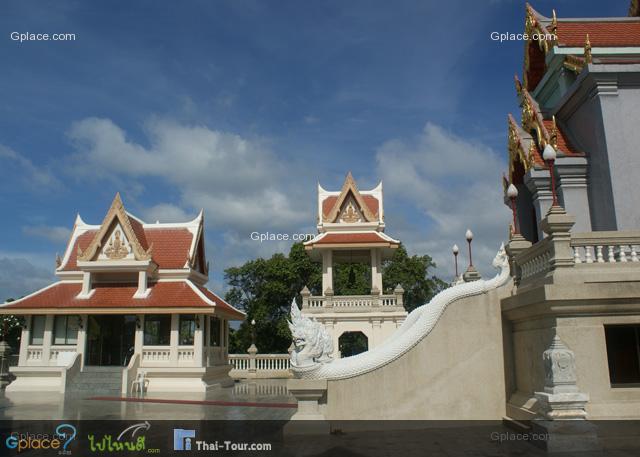 พื้นพระมหาธาตุเจดีย์ปูด้วยหินแกรนิตทั้ง 5 ชั้น ภายนอกพระเจดีย์บุด้วยโมเสกแก้ว และโมเสกทองคำ