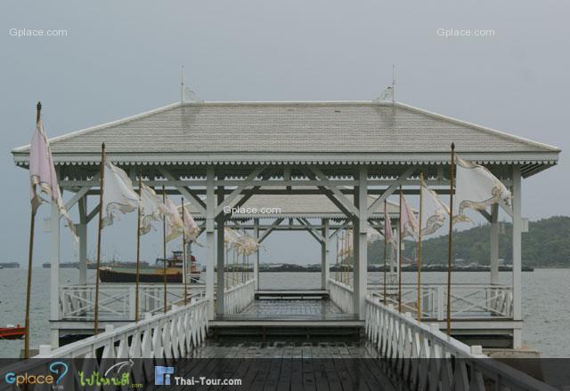 สะพานอัษฎางค์
เป็นสะพานท่าเรือขนาดใหญ่ สร้างด้วยไม้สักทาสี มีป้ายบอกนามสะพานทั้งภาษาไทย ภาษาจีน ภาษาอังกฤษเป็นข้อความดังนี้ “สะพานอัษฎางค์ รัตนโกสินทร์ศก 110 สร้างสมัย ร. 5”