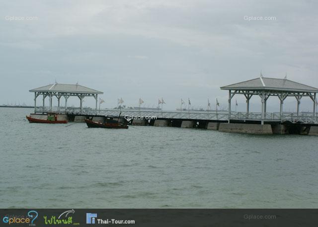 สะพานอัษฎางค์อยู่ในบริเวณพระตำหนัก เป็นสะพานที่รัชกาลที่ 5 ท่านทรงใช้เป็นท่าขื้นเทียบเรือ หลังจากที่เสด็จประพาสฝรั่งเศส สภาพหลังการบูรณะใหม่ให้เหมือนเดิมทั้งหมด