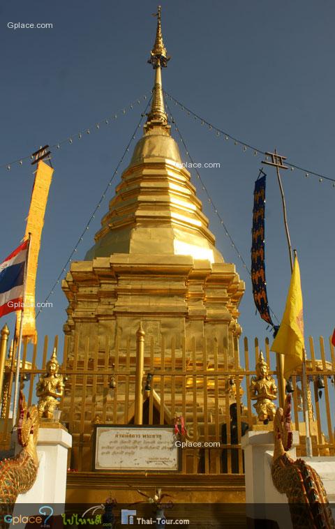 การบูรณะและพัฒนาวัดพระธาตุดอยคำ
ตำนานวัดพระธาตุดอยคำฉบับก่อน ๆ ไม่ได้กล่าวถึงการบูรณะวัดในอดีตไว้ มีเพียงฉบับที่แต่งโดยเจ้าอาวาสองค์ปัจจุบันเท่านั้นที่ได้ระบุว่า วัดพระธาตุดอยคำได้รับการบูรณะมาหลายครั้งดังต่อไปนี้

	ครั้งที่ 1    บูรณะโดยพระพม่า ชื่อ อูหม่องภาสิน ในปีพ.ศ. 2181

	ครั้งที่ 2    บูรณะโดยพระพม่า ไม่ทราบชื่อ ในปีพ.ศ. 2366

	ครั้งที่ 3    บูรณะโดยพระและชาวบ้านจากตำบลหนองควาย ในปีพ.ศ. 2385

	ครั้งที่ 4    บูรณะโดย ครูบาศรีวิชัย นักบุญแห่งล้านนา ในปีพ.ศ. 2466

	ครั้งที่ 5    บูรณะโดย พระปลัดพิณ กิตติวัณโณ ตั้งแต่ปีพ.ศ. 2523 จนถึงปัจจุบัน

ในยุคของพระปลัดพิณนี้มีการพัฒนาวัดอย่างมากมาย เช่น บูรณะวิหาร ศาลา และห่อหุ้มทองเจดีย์ นอกจากนี้ยังได้สร้างพระพุทธรูปองค์ใหญ่ขนาดกว้าง 13 เมตร สูง 17 เมตร โดยตั้งชื่อว่า “พระพุทธนพีสีพิงครัตน์” ในปีพ.ศ. 2531-2534 โดยได้รับการสนับสนุนทางการเงินจากทายาทของเจ้าแม่อินหวัน ณ.เชียงใหม่ ต่อมาในปี พ.ศ. 2538 ได้สร้างอนุสาวรีย์พระนางจามเทวี ปฐมกษัตริย์แห่งหริภุญชัยนครไว้ในบริเวณวัดนี้โดยได้รับการสนับสนุนทางการเงินจาก คุณวัชระ ตันตรานนท์ นอกจากนั้นยังได้ปรับปรุงภูมิทัศน์ด้านหน้าวัดให้เป็นจุดชมวิวอย่างสวยงามและกว้างขวาง โดยได้รับการสนับสนุนทางการเงินจากคุณอุดรพันธ์ จันทรวิโรจน์