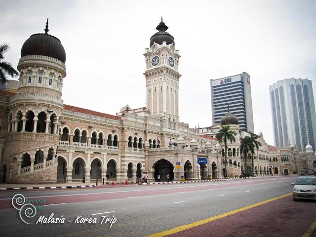 จัตุรัสเมอร์เดก้า (Merdeka Square) เป็นสถานที่ซึ่งใช้ในการจัดพิธีคืนความเป็นเอกราชให้กับมาเลเซียจากประเทศตะวันตก เป็นที่ตั้งของเสาธงที่สูงที่สุดในโลก ซึ่งเป็นธงชาติประจำชาติมาเลเซีย ที่ได้รับการขึ้นสู่ยอดเสา เมื่อตอนเที่ยงคืนของวันที่ 30 สิงหาคม ค.ศ. 1957 ฝั่งตรงข้ามกับจตุรัส  เป็นอาคารสถาปัตยกรรม มูริส อินเดีย ผสมกับศิลปะแบบอาหรับ เป็นอาคารสุลต่านอับดุล ซาหมัด ซึ่งต่อมาก็กลายเป็นสัญลักษณ์ของมาเลเซีย ซึ่งมียอดโดมขนาดสูง 40 เมตร   และที่เด่นสะดุดตาก็คงหนีไม่พ้น หอนาฬิกาที่ตีบอกเวลาเหง่ง หง่าง ดังก้องไปทั้งจตุรัส 