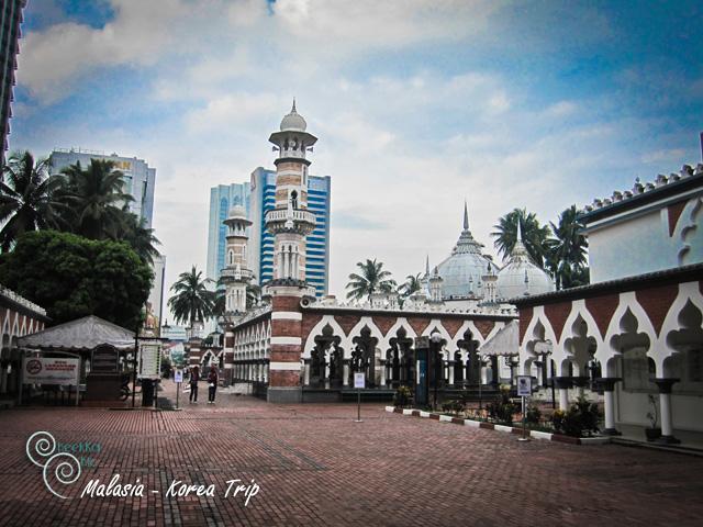 เมื่อเราลงสถานี Masjid Jamek เราก็ต้องเดินผ่านไปทาง Masjid Jamek ค่ะ เพื่อไปยังจุดหมายของเรา เราแอบเก็บภาพมัสยิดจาเม็ก มาให้ชมกัน จริงๆ ถ่ายจากประตูอะค่ะ ดูเหมือนเค้าจะต้องคลุมผ้าอะไรแบบนี้ตามธรรมเนียมของมาเลเซียค่ะ Cheekka ก็เลยไม่ได้เข้าไป แต่สวยงามมากค่ะ