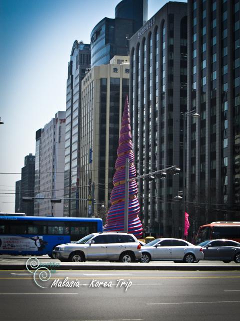 ไอศครีมยักษ์ ที่สถานี dongdaemun history & Culture Park ค่ะ ระหว่างรอเจรจาการซื้อตั๋วเราก็ถ่ายรูปบรรยากาศรอบ ๆไป น่าแปลกที่ tourist information จะต้องมีชาวต่างชาติที่พูดอังกฤษได้อยู่กับชาวเกาหลีค่ะ เพราะว่า คนเดียวเค้าพูดได้แต่เกาหลีอะค่ะ เศร้า