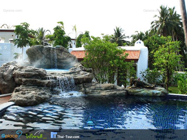 บริเวณสระน้ำ จะมีโขดหินขนาดใหญ่ประดับอยู่ ให้เหมือนเล่นน้ำอยู่ท่ามกลางธรรมชาติ 