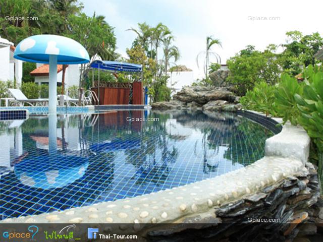 ภาพจากอีกมุมหนึ่ง มีเห็ดยักษ์หน้าตาน่ารักๆด้วย