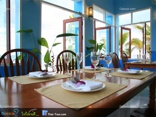 บริเวณร้านอาหารติมชายทะเล ที่จะมีพนักงานน่ารักๆคอยให้บริการอยู่ตั้งแต่เช้ายันเย็น