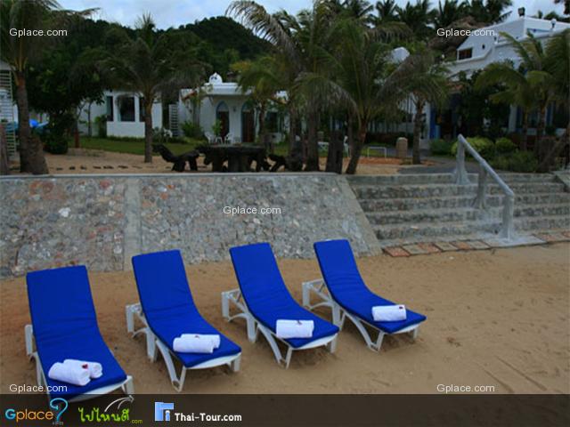 ชายหาดส่วนตัวของทางรีสอร์ท ในรูปอาจจะดูอึมครึมนิดๆ แต่ก็มีเปลพร้อมให้บริการตลอดเวลา หากเบื่อบรรยากาศในห้องพัก มานอนเล่นเพลินๆที่หน้าหาดก็ได้อารมณ์ไปอีกแบบ