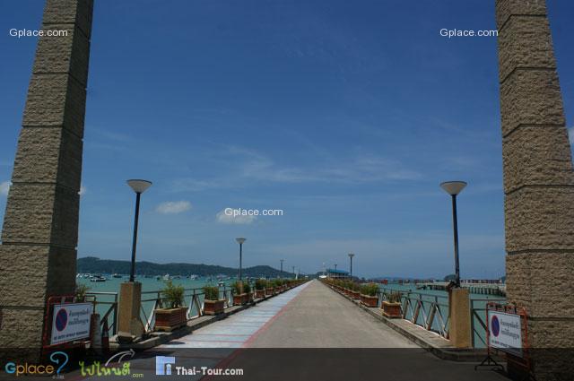 สะพานตรงท่าเรือ ดูแล้วค่อข้างทันสมัย