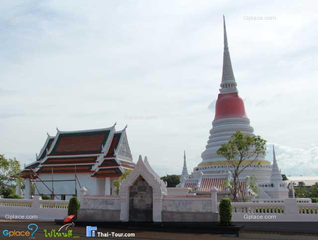 ภายในบรรจุพระบรมสารีริกธาตุ พระชัยวัฒน์และพระห้ามสมุทรไว้