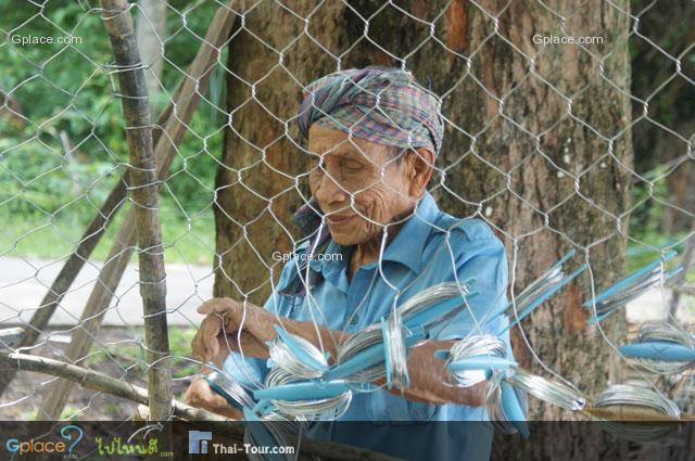 ลุงอายุแปดสิบกว่า...ยังแข็งแรงดี กำลังทำอวนดักปลา...