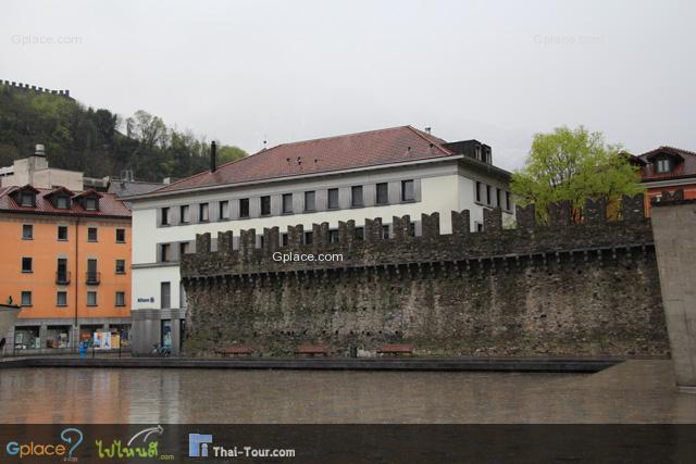 เริ่มต้นผจญภัยในปราสาท เบลลินโซน่า Bellinzona เมืองมรดกโลก 
ผมเริ่มจากสถานนีรถไฟ ตัวปราสาทอยู่ทิศตะวันตกเฉียงใต้ นั่ง bus ไปก็ได้ประมาณ 5 นาทีเอง แต่อาจต้องรอ 1/2 ชั่วโมง 
สำหรับผมเลือกเดินเท้าจากสถานีรถไฟไปตัวปราสาท Castlegrande ใช้เวลาประมาณ 12-15 นาที ท่ามกลางสายฝน (สุดหนาวเลย) แต่อยากไปมาก เลยไม่หวั่น