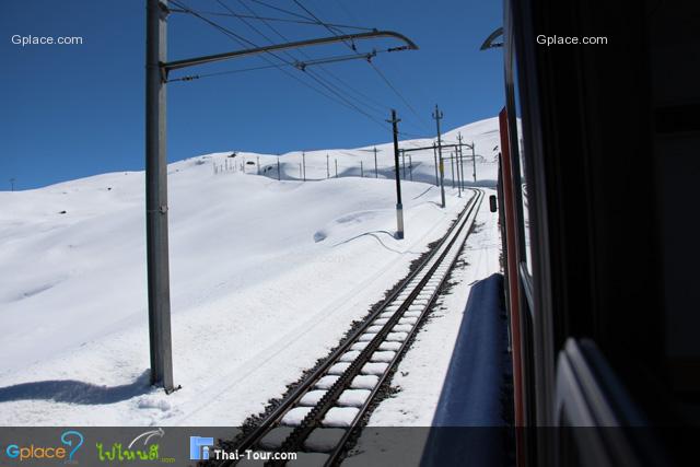 รถไฟยังคงไต่ขึ้นเขาไปเรื่อย...เกือบสุดแล้ว...รถไฟขึ้น Gornergrat เปิดหน้าต่างได้

ผมดูรอบๆไม่เห็นภูเขาไหนมาบัง หมายความว่า จวนจะถึงแล้ว