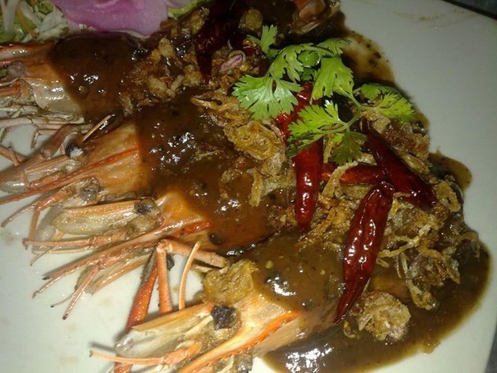 เมนูเด็ดของทางร้าน กุ้งแม่น้ำผัดซอสมะขาม