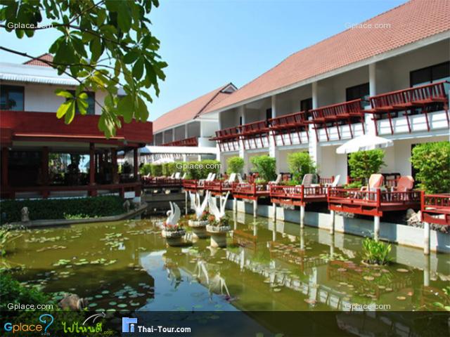 ที่นี่จะมีห้องพักอยู่ 3 แบบ / แบบที่1 จะเป็น Lake Villa 