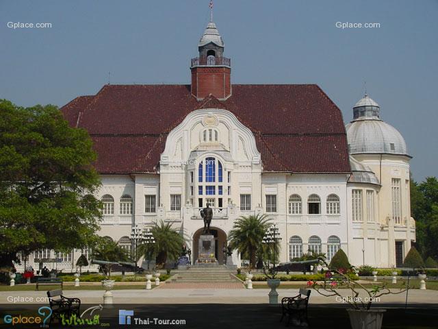 ด้านหน้าพระราชวังบ้านปืน