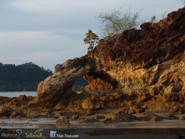 ช่องหินทะลุ สัญลักษณ์ของอ่าวเขาควาย หรือ Buffalo Bay ที่ฝรั่งเรียกกัน