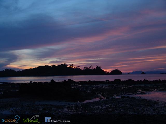 ชายหาดเมื่อยามน้ำลด กับแสงสะท้อนบนสุดท้ายของวัน