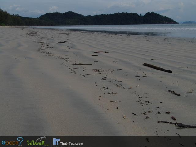 อ่าวใหญ่
ชายหาดถูกแบ่งเป็น 2 ส่วนโดยลำคลองเล็กๆ ชายหาดตอนเหนือมีความยาวประมาณ 3 กิโลเมตร ตอนเหนือสุดเป็นโขดหิน ส่วนชายหาดตอนใต้มีความยาวประมาณ 1 กิโลเมตร ตอนใต้สุดเป็นโขดหิน หาดทรายเป็นพื้นราบลงสู่ทะเล เรือสามารถเข้าจอดได้เฉพาะช่วงปลายของหาดตอนเหนือ และช่วงปลายของหาดตอนใต้ เพื่อหลบลูกคลื่นที่มีทิศทางตัดเฉียงกับชายหาดตอนใต้ไปสู่ชายหาดตอนเหนือ ตลอดแนวชายหาดมีบาร์เบียร์ บังกะโล ที่พักราคาประหยัดอยู่หลายแห่ง