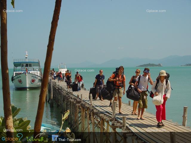 ท่าเรือหาดริ้น ส่วนใหญ่นักท่องเที่ยวที่ลงท่าเรือนี้ เป็นพวกขาลุย backpacker
การเดินทางมาเกาะพะงันของนักท่องเที่ยว ทั้งชาวไทย และชาวต่างชาติ ที่หลั่งใหล มาอย่างไม่ขาดสาย