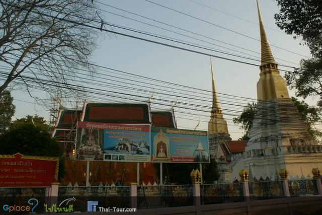 บริเวณกำแพงข้างวัดหรือหน้าวัด