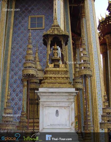 Monument with insignia of King Rama IX within Wat Phra Kaew showing the Octagonal Throne with a discus with Thai numeral 9 inside and a seven-tiered Umbrella of State