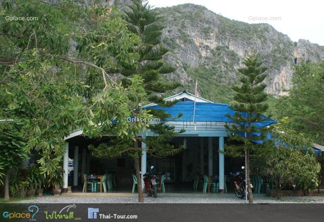 จอดรถได้ภายในบริเวณร้าน
บรรยากาศริมเขา