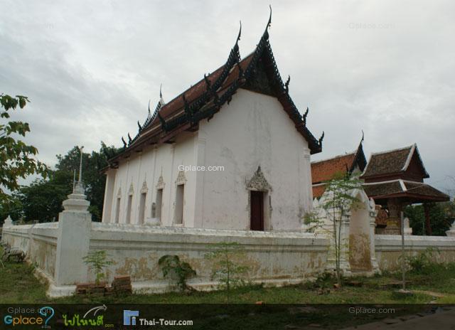 พระอุโบสถ  ก่ออิฐถือปูนเป็นผนังไปจรดดอกไก่ เครื่องบนช่อฟ้าใบระกา