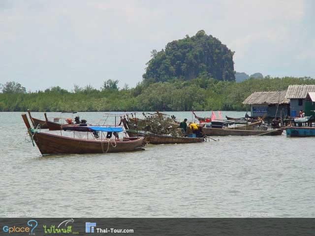 เรือประมงน้อยใหญ่ เรียงรายริมท่าเรือ...เหมือนกับท่าเรืออีกหลายที่ในประเทศไทย