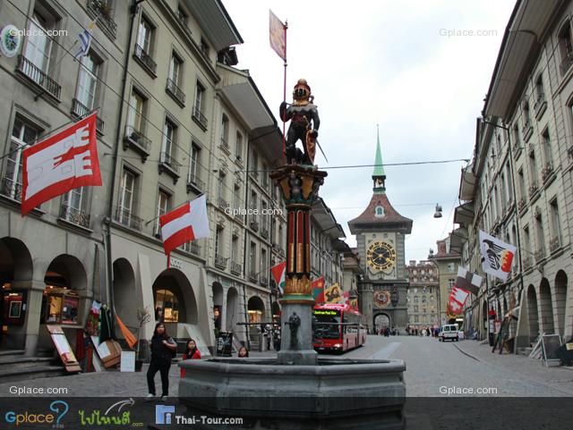 Now we arrived at the 2nd sculpture & fountain:  Zähringerbrunnen

The Zähringer fountain with Zytglogge in the background
The Zähringerbrunnen was built in 1535 as a memorial to the founder of Bern, Berchtold von Zähringer. The statue is a bear in full armor, with another bear cub at his feet. The bear represents the bear, that according to legend, Berchtold shot on the Aare peninsula as he was searching for a site to build a city.